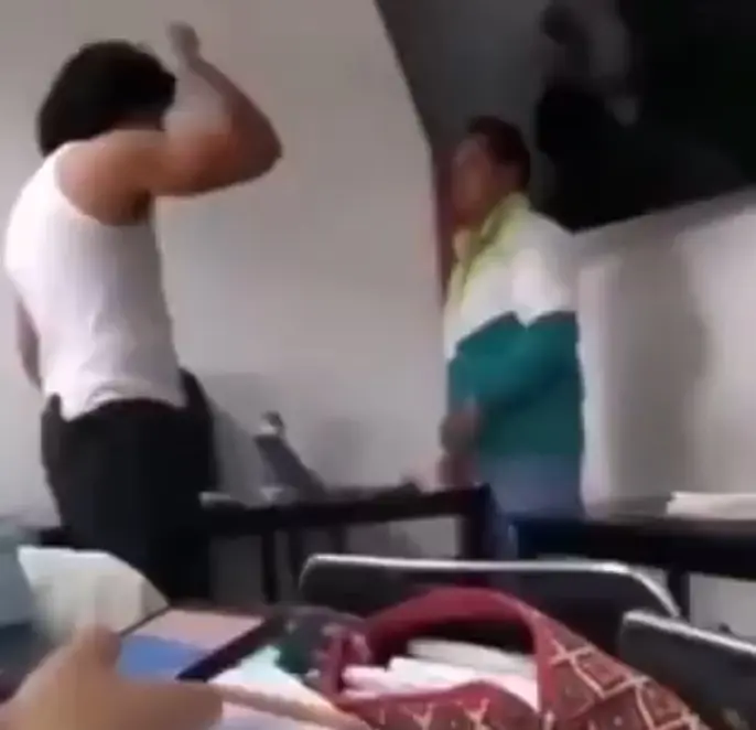 En el video, el alumno le reprocha sus burlas hacia él. Captura de pantalla.