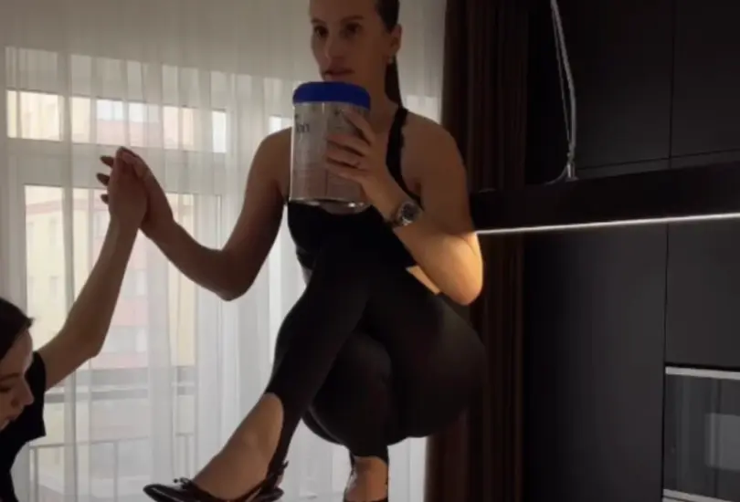 La mujer de 32 años, reciente madre hace apenas ocho semanas, intentó la complicada pose sobre la encimera de su cocina. La mujer de 32 años, reciente madre hace apenas ocho semanas, intentó la complicada pose sobre la encimera de su cocina.