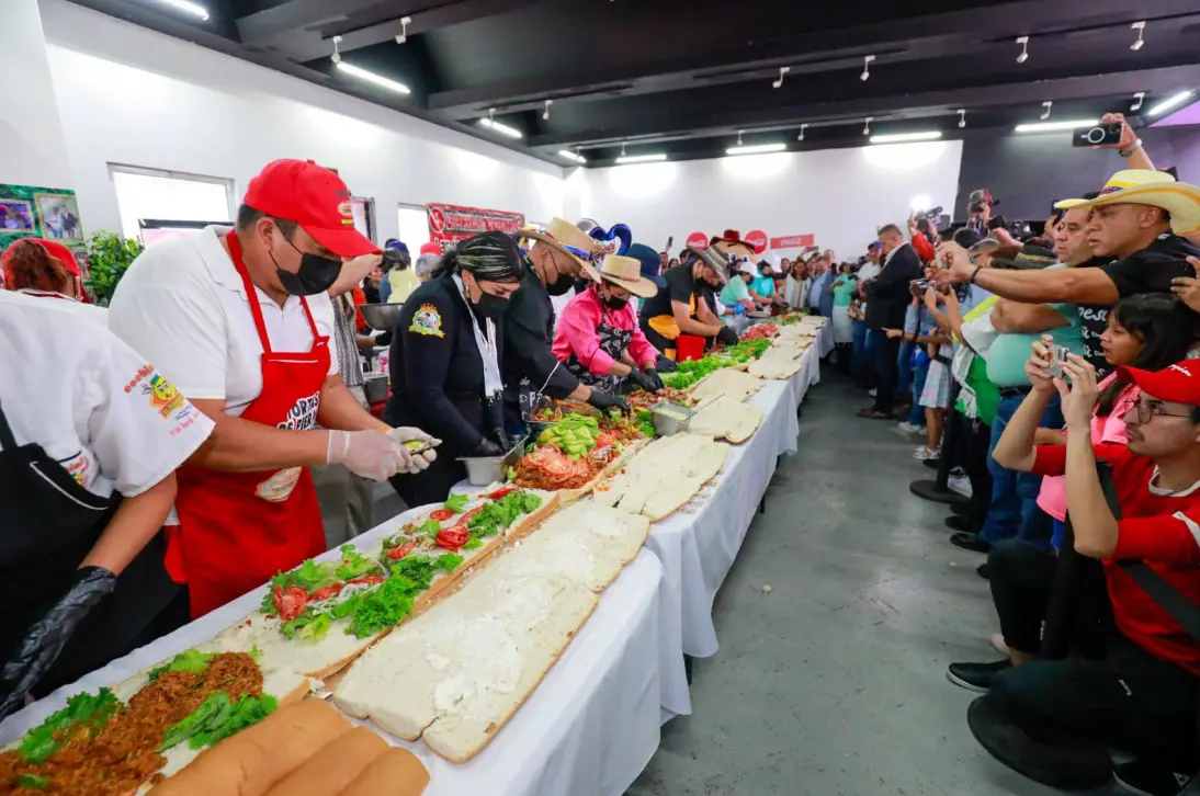 Se busca romper el récord de la torta más grande del mundo. Facebook.