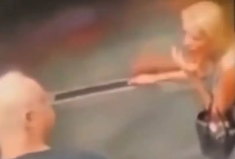 La grabación, captada por una cámara de seguridad, muestra al hombre golpeando, pateando y gritándole a una mujer,