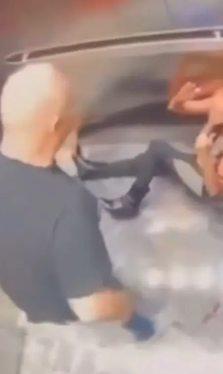 El sujeto pateó a la mujer, quien cayó al pieso. Captura de pantalla.