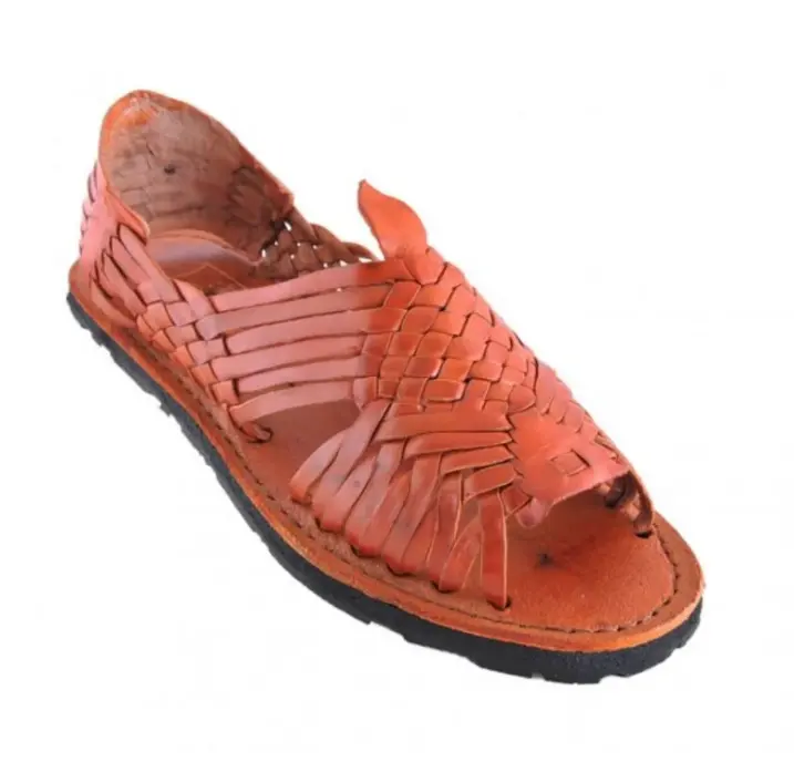 El diseño es muy parecido a los zapatos artesanales oaxaqueños. Especial.