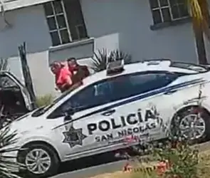 Nadie me quería ayudar: Policía de San Nicolás salva a mujer que se asfixiaba con totopo