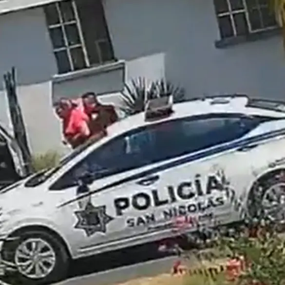 Nadie me quería ayudar: Policía de San Nicolás salva a mujer que se asfixiaba con totopo