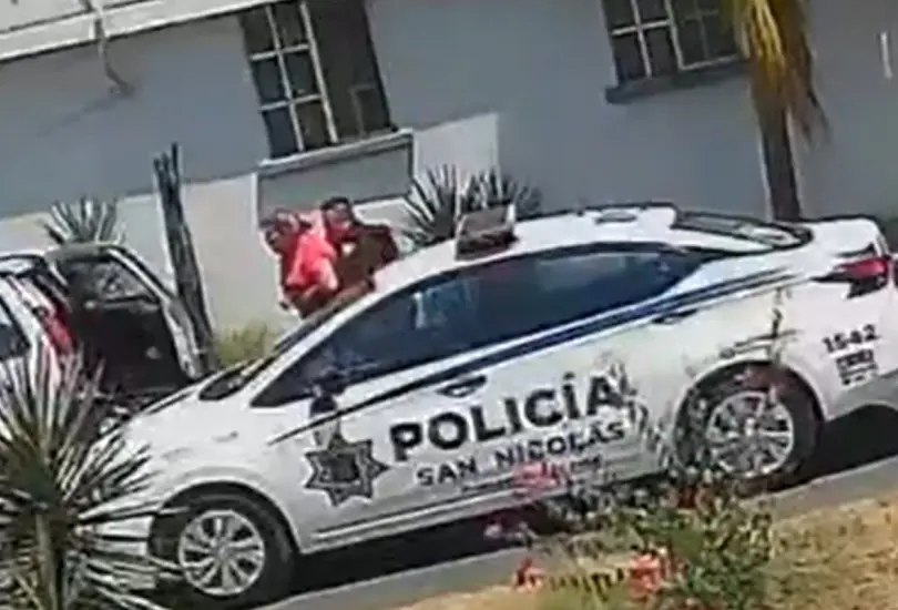 Policía de San Nicolás salva a mujer que se asfixiaba con totopo Policía de San Nicolás salva a mujer que se asfixiaba con totopo