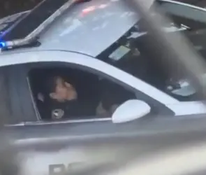 Exhiben a policías de CDMX "toqueteándose" en una patrulla; SSC ya los investiga