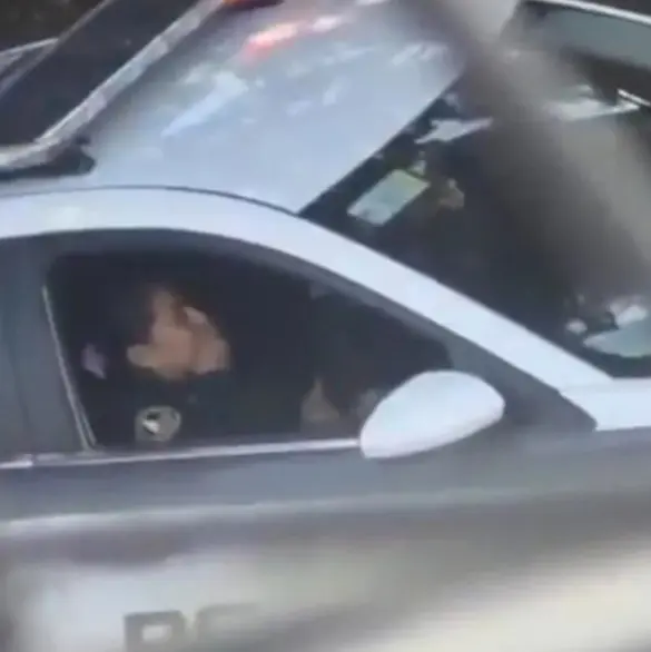 Exhiben a policías de CDMX "toqueteándose" en una patrulla; SSC ya los investiga