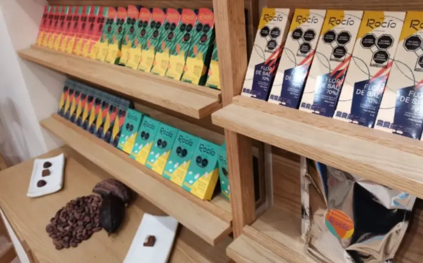 Rocío Chocolate. Sus embalajes no presentan razón social, ni dirección fiscal. Especial