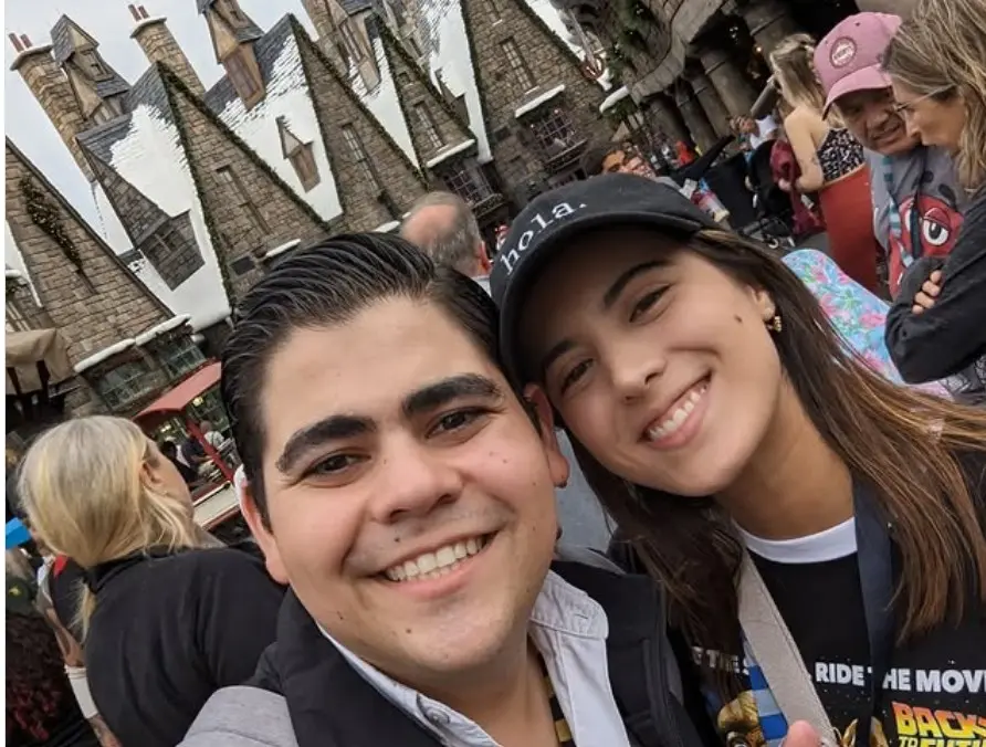 Según ha contado, puso un negocio en la Central de Abastos con su hermano porque se dio cuenta de que ahí se ganaba mucho dinero.