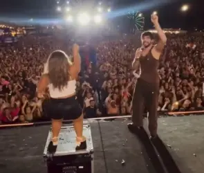 Cantante brasileño ofrece 200 dólares por besar a mujer con enanismo en su concierto; acusan discriminación