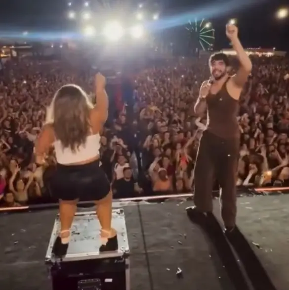 Cantante brasileño ofrece 200 dólares por besar a mujer con enanismo en su concierto; acusan discriminación