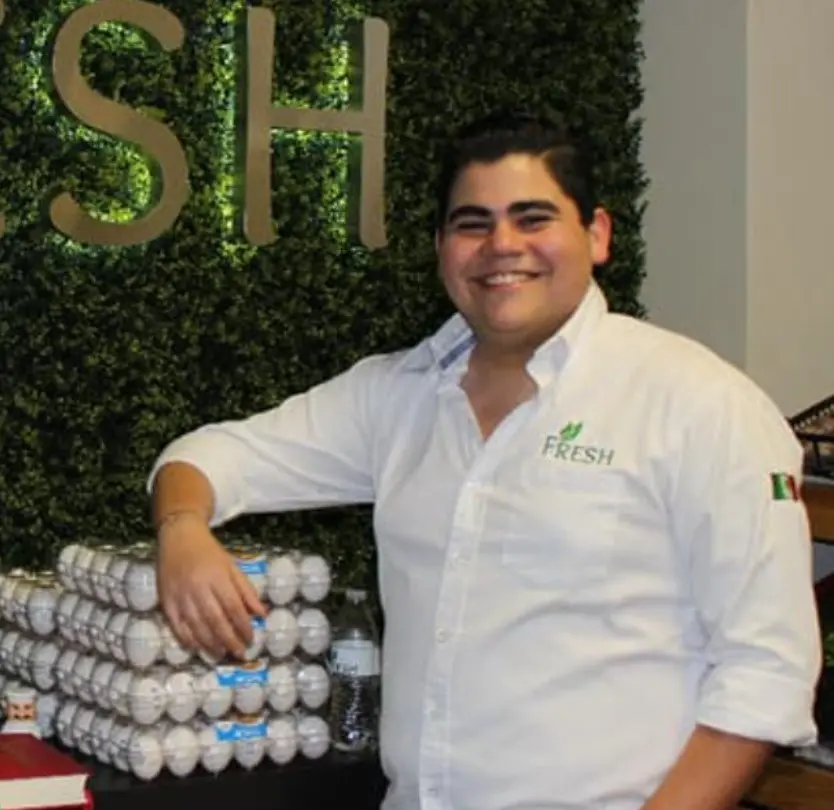 Édgar estudió la carrera de Ciencias de la Información y Comunicación en la Universidad de Monterrey y se graduó en 2017.