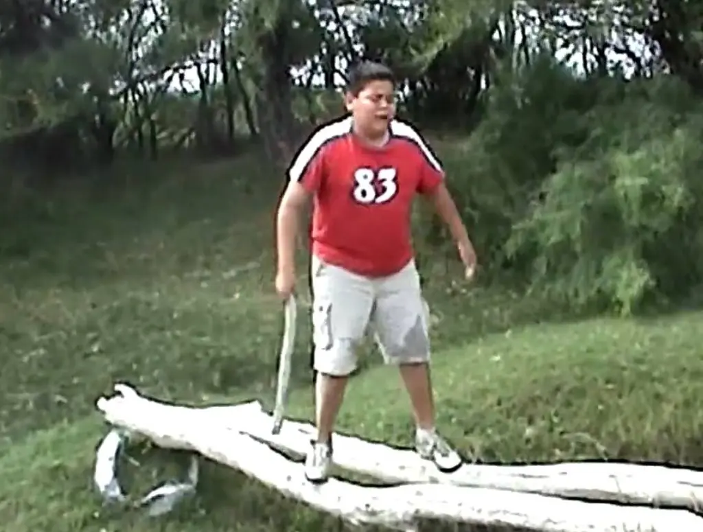 Mientras jugaban, uno de sus amigos llamado Fernando le jugó una broma al moverle las ramas y Édgar se terminó cayendo al agua.