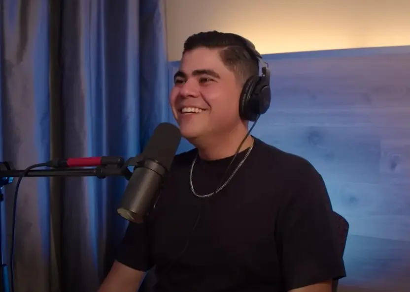 Se mantiene en contacto con sus fans por medio de Facebook e Instagram.