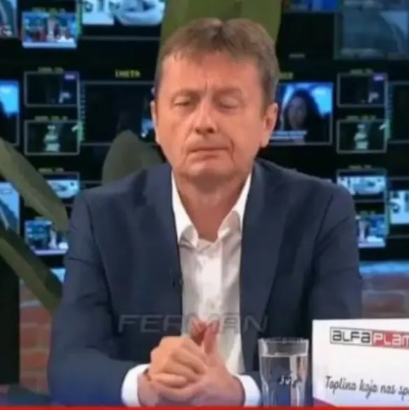 Momento exacto en que funcionario sufre derrame cerebral en programa de televisión en vivo