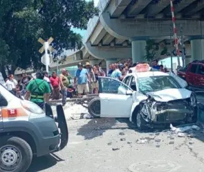 Tren embiste varios vehículos en Irapuato; hay al menos 6 muertos y 2 heridos