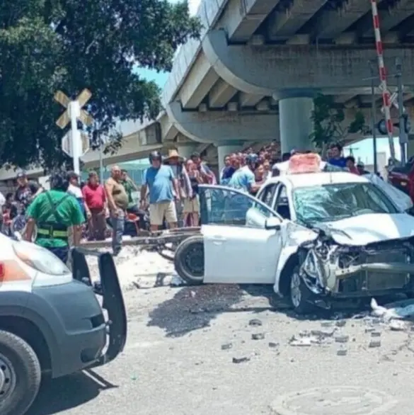 Tren embiste varios vehículos en Irapuato; hay al menos 6 muertos y 2 heridos