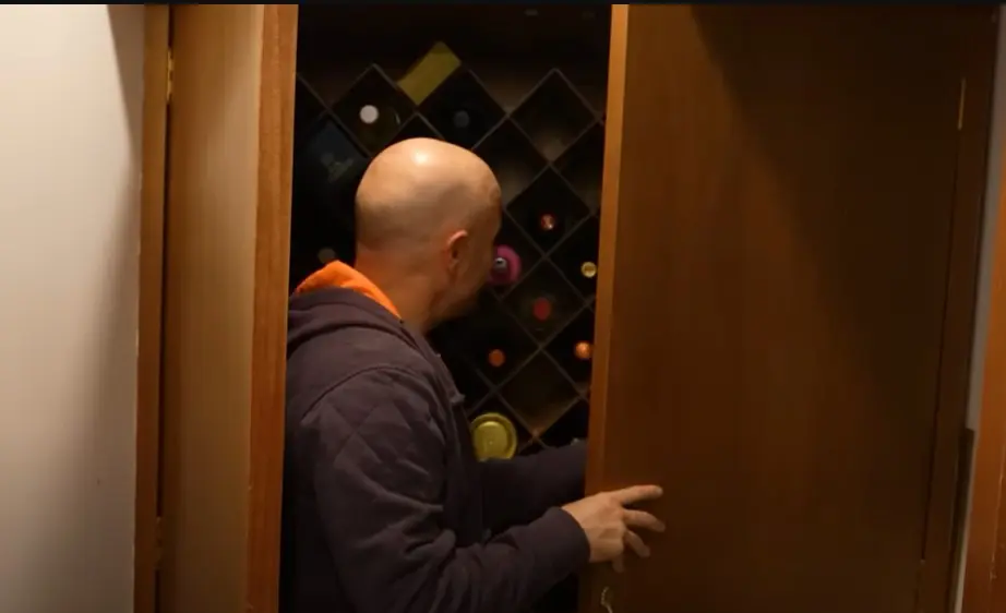 En la alacena tiene una cava grande con diversas bebidas.