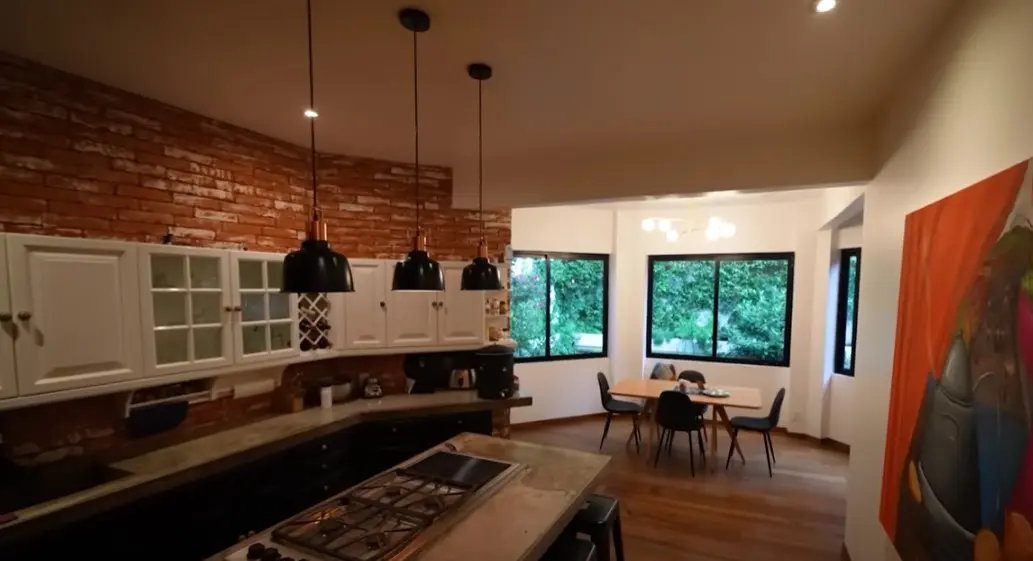 La cocina es amplia y está decorada en blanco y negro.