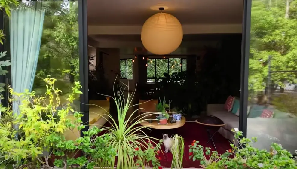 El diseño combina elementos naturales, por su gusto por las plantas, con un toque moderno.