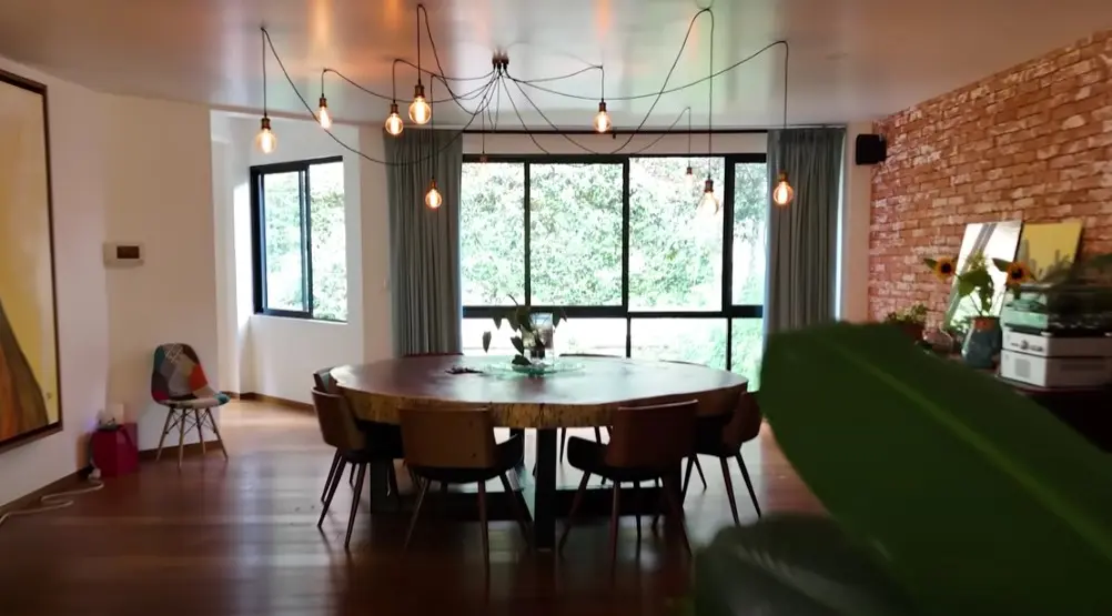 El comedor está hecho con un trozo de árbol de parota.