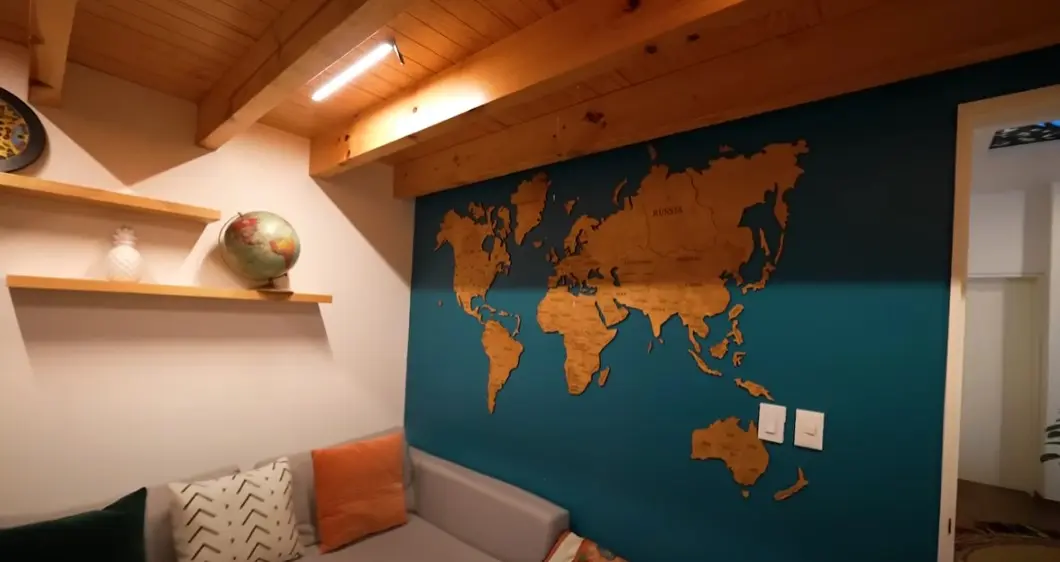 Los cuartos de sus hijos son amplios y tienen una pequeña sala interior.