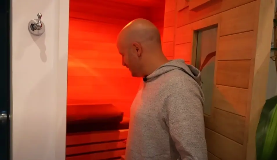 Dentro del baño principal también hay un sauna.