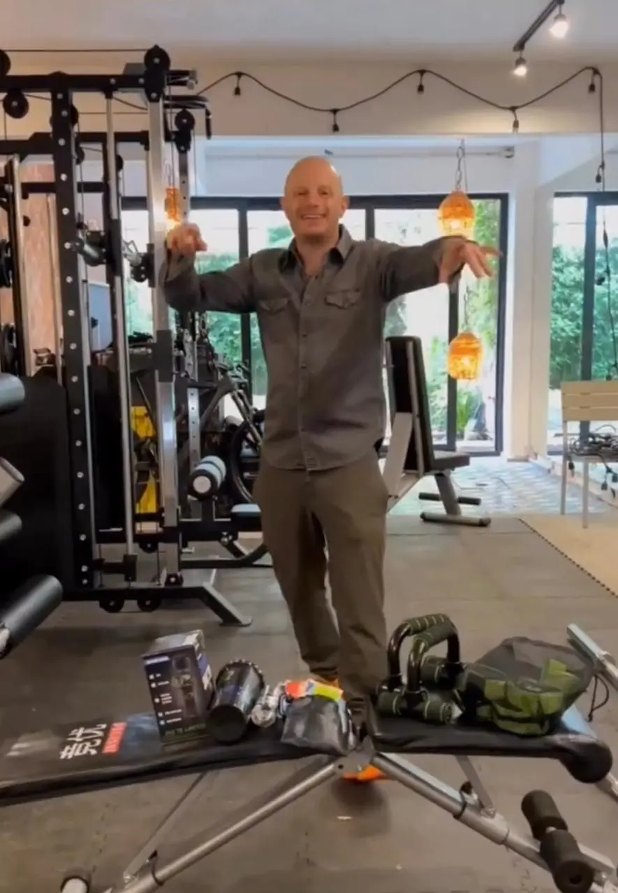 Cuenta con un gimnasio instalado en la cochera.<br>