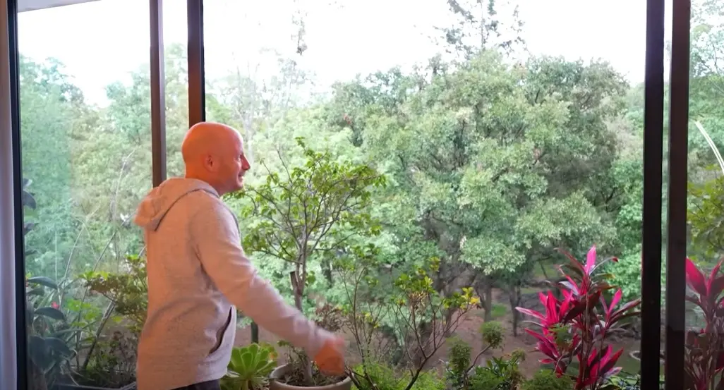 En la cocina hay una barra y una mesa pequeña junto a la ventana para desayunar.