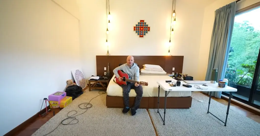 La recámara principal cuenta con un ventanal con vista al bosque.