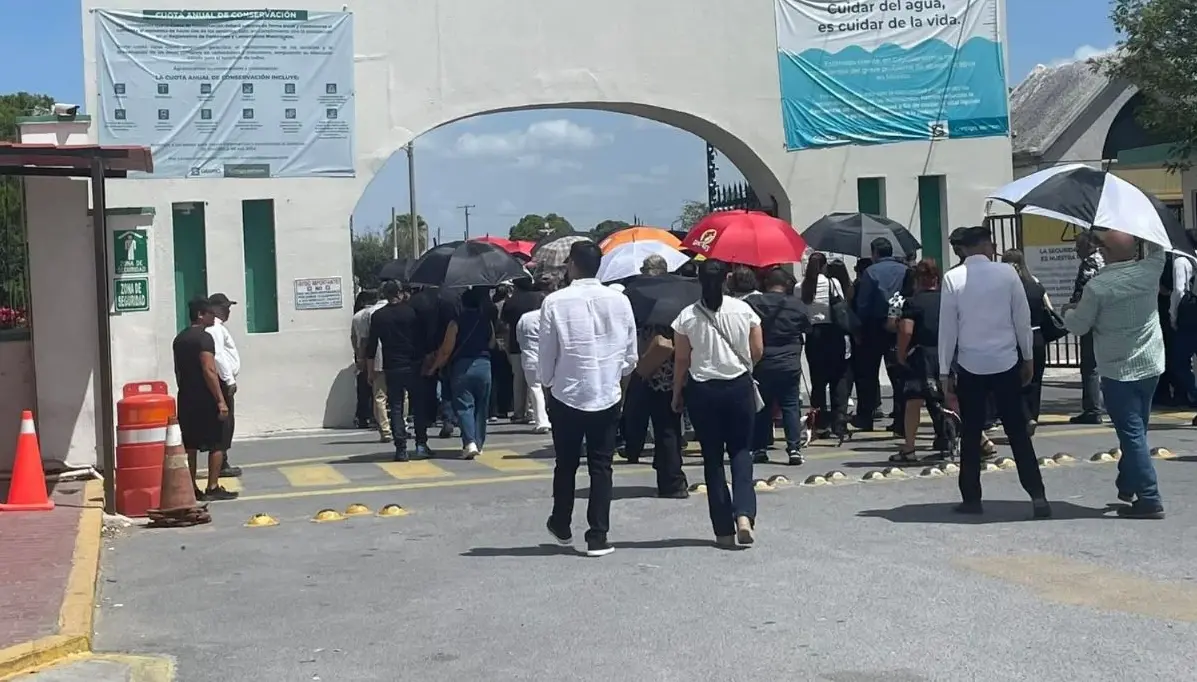 El féretro fue acompañado por un cortejo a pie y, según testigos, más de 250 personas. Especial.