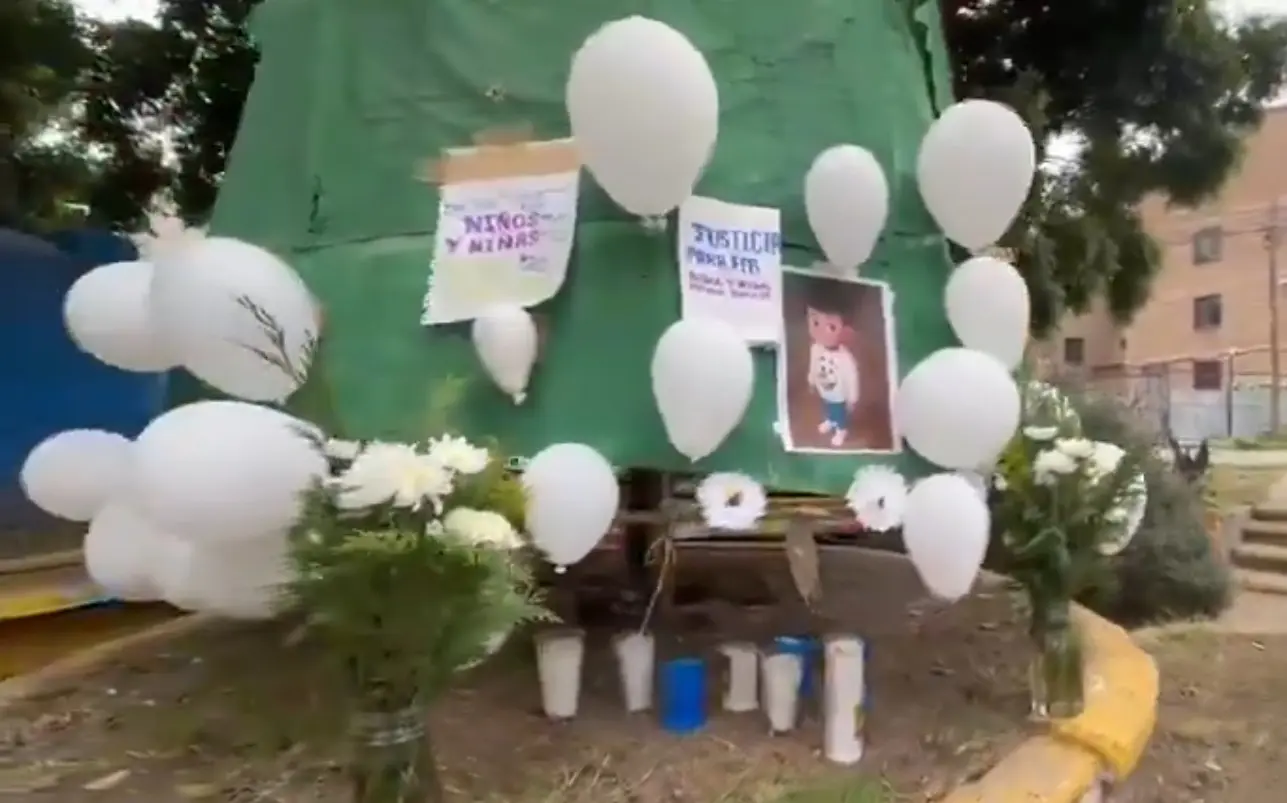 Con clores, globos y mensajes se instaló un memorial en honor al niño. X.