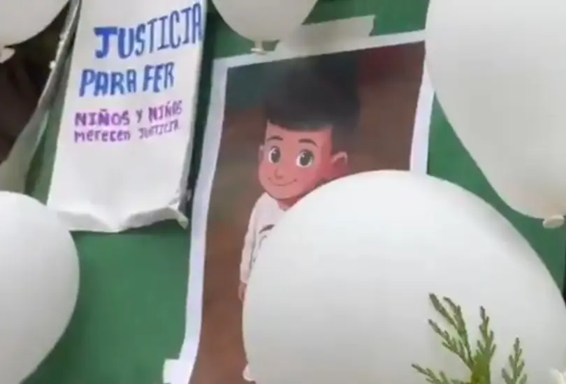 Los vecinos colocaron un memorial con globos blancos, imágenes de Fernando, pétalos de rosa y mensajes con la leyenda "Justicia para Fer". Los vecinos colocaron un memorial con globos blancos, imágenes de Fernando, pétalos de rosa y mensajes con la leyenda "Justicia para Fer".