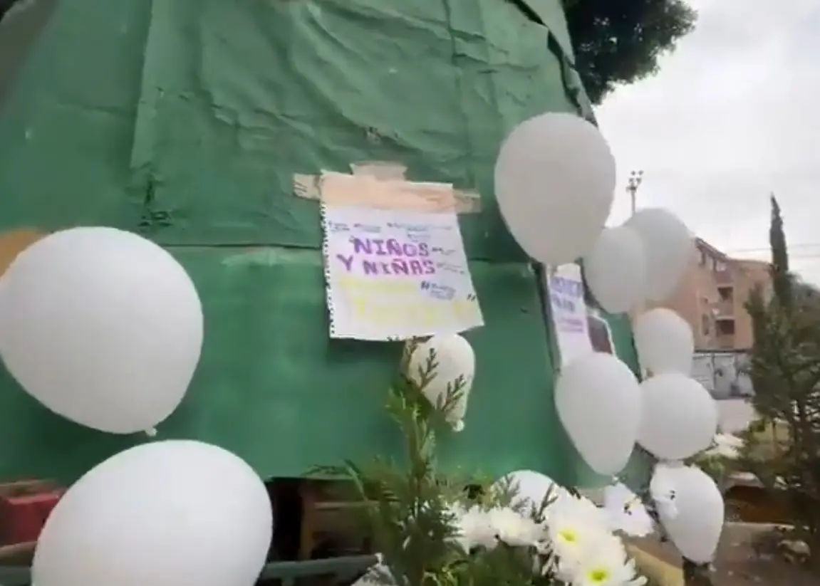 Se pegaron mensajes que indicaban que los niños y niñas merecen justicia.. X.