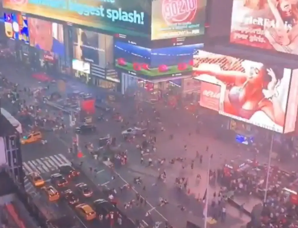 Joven dispara contra multitud en Time Square. Especial.