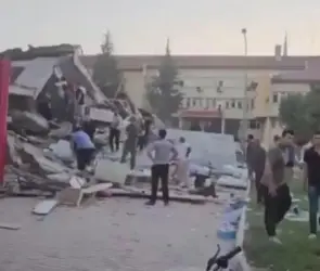 Terremoto de 6.1 sacude Turquía: edificios colapsan y personas quedan atrapadas