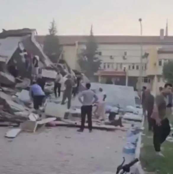 Terremoto de 6.1 sacude Turquía: edificios colapsan y personas quedan atrapadas
