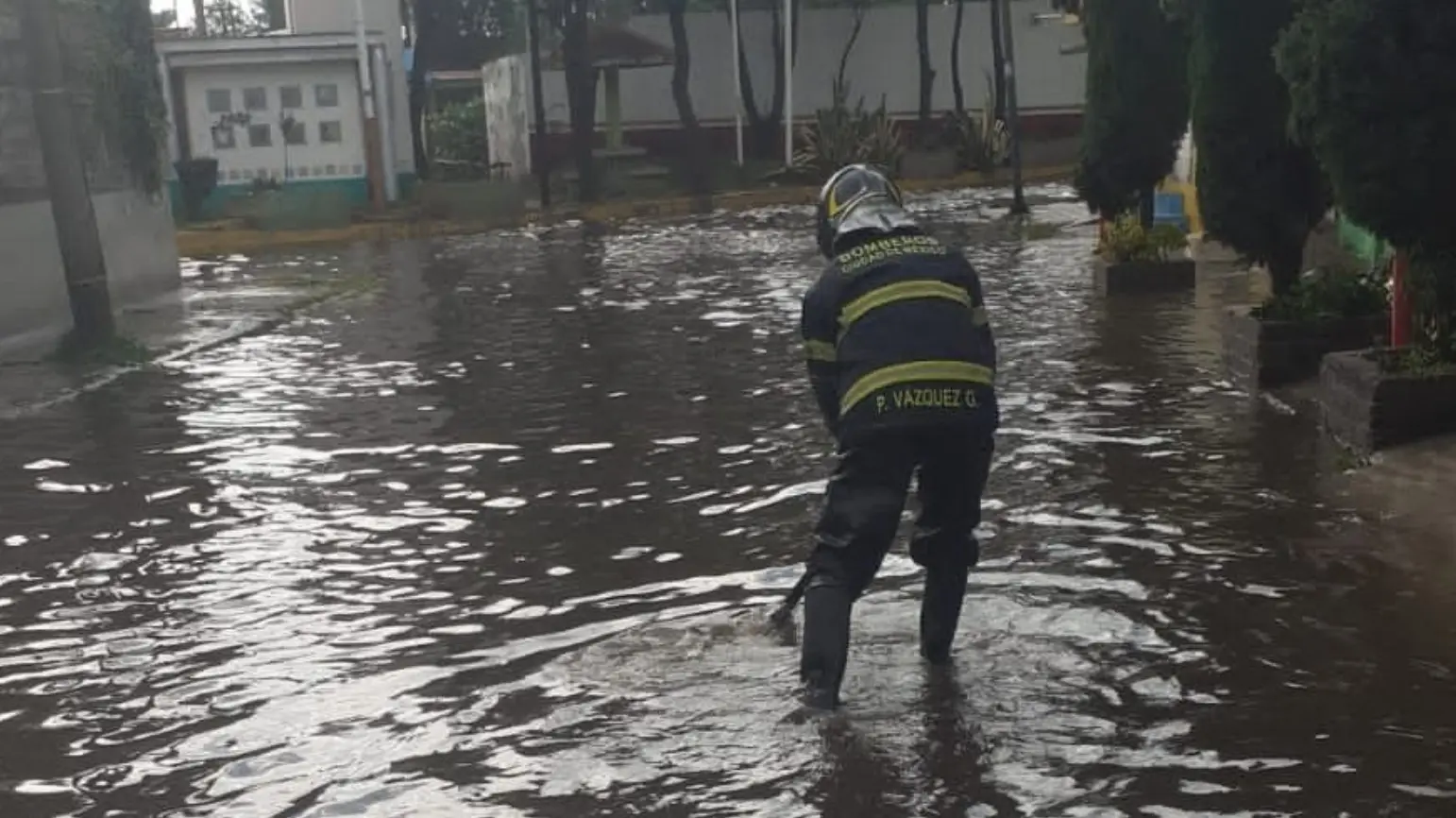 Tras la tormenta, los bomberos acudieron a diferentes zonas de la capital del país para apoyar.