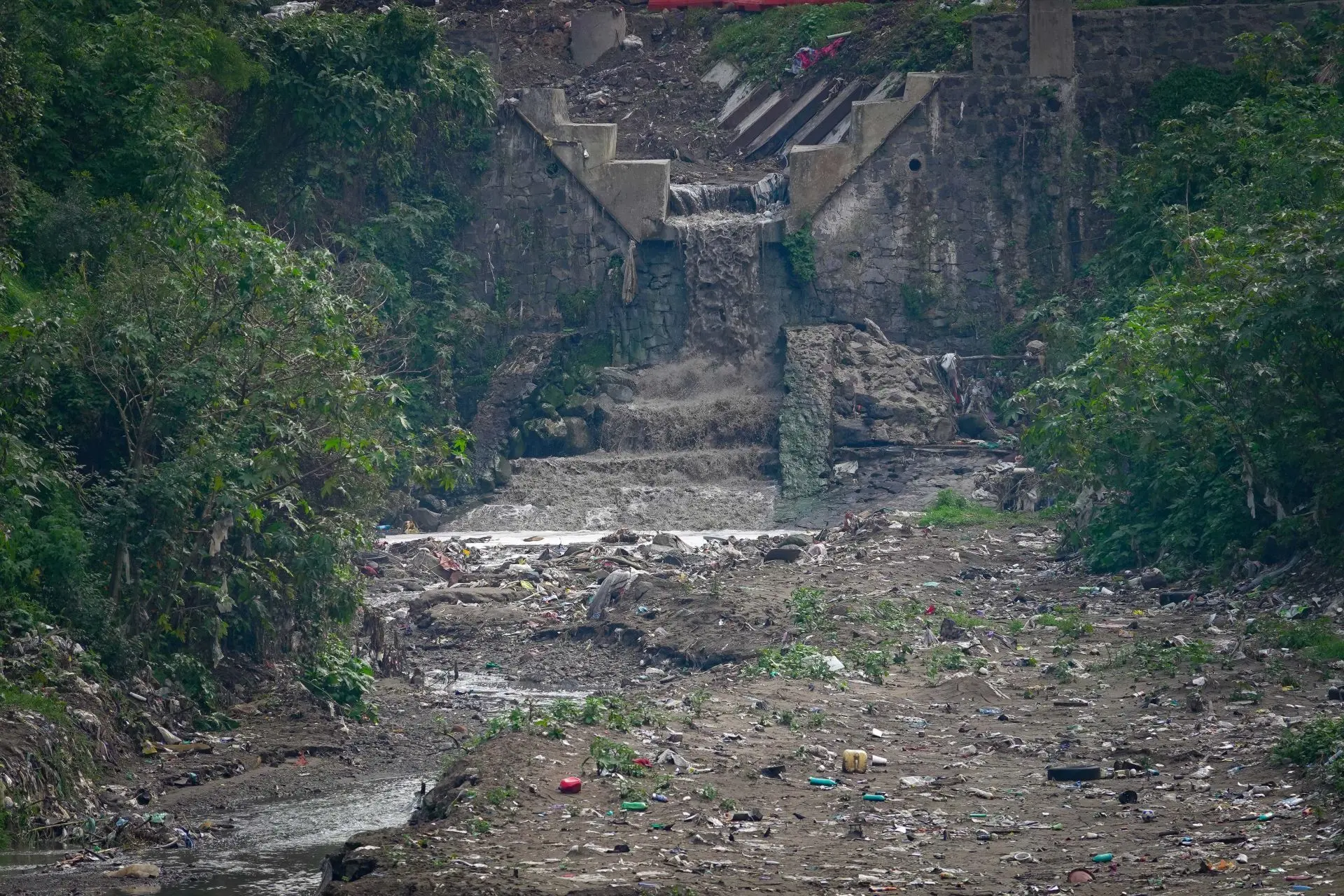 Las autoridades hacen un llamado para no tirar basura en la calle. 