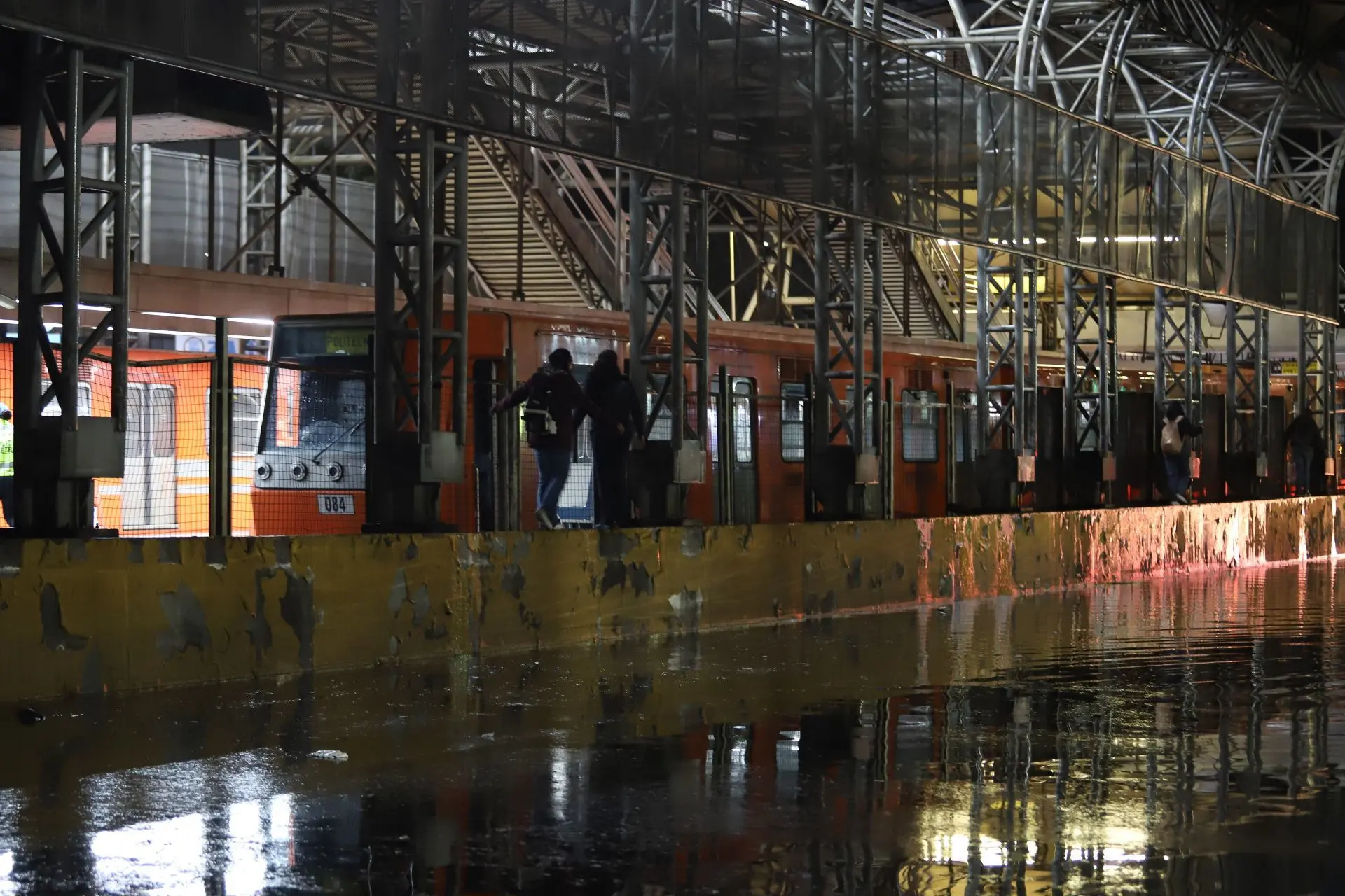 El Metro también resultó afectado e interrumpió su servicio.