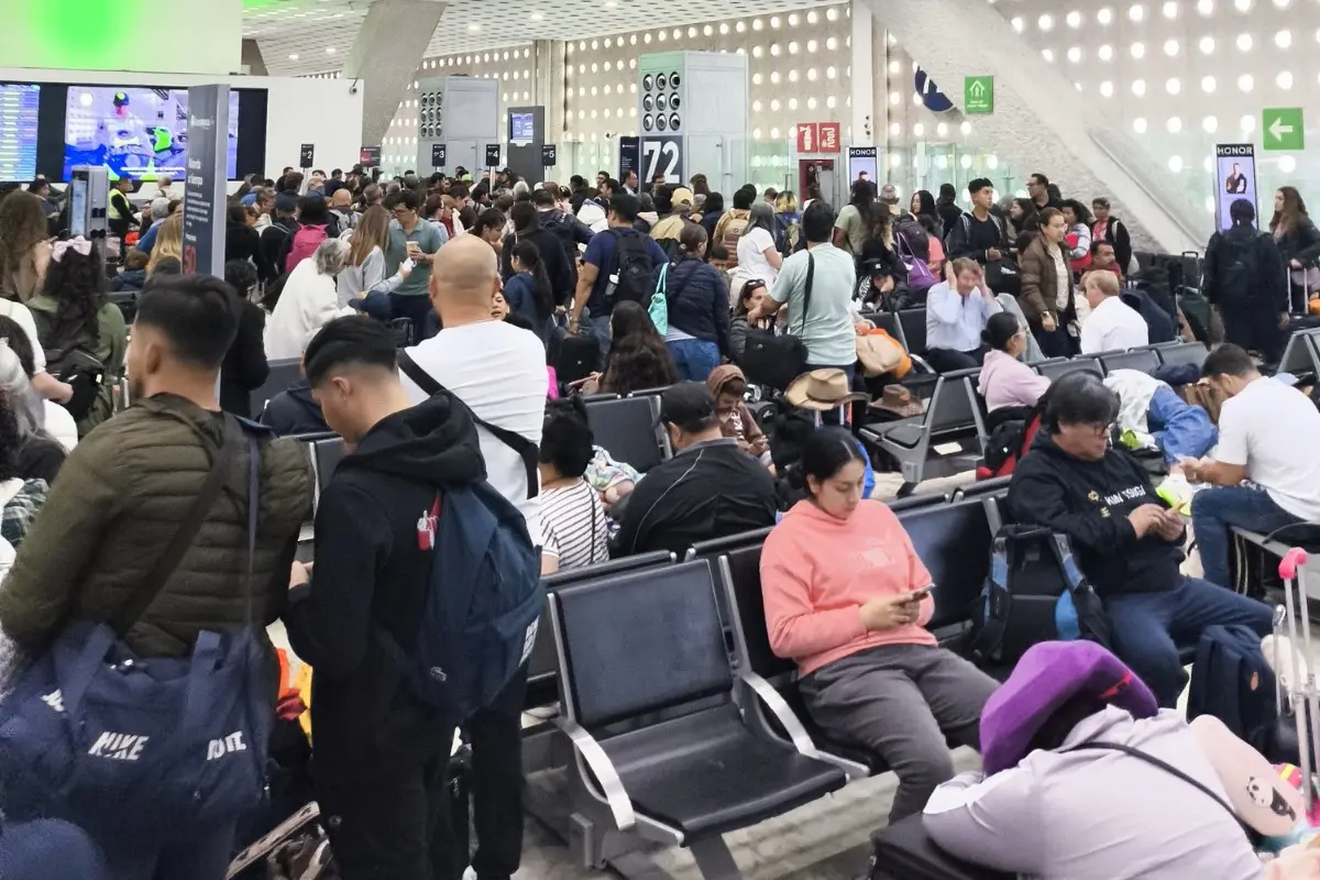  Lluvias inundan CDMX: AICM cierra pistas y deja a 19 mil pasajeros varados 