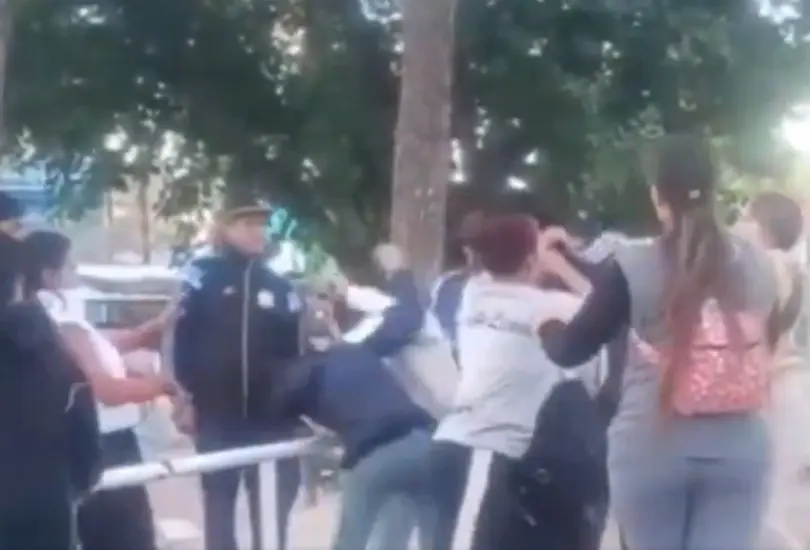Captan violenta pelea entre mujeres en pleno Festival Infantil Captan violenta pelea entre mujeres en pleno Festival Infantil