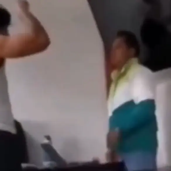 Dan de baja a maestro que fue golpeado por alumno; el docente vulneró derechos