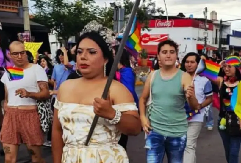De acuerdo con los reportes oficiales, el cuerpo fue localizado en la brecha que conecta la carretera libre con el crucero de La Catarina, en Ciudad Guzmán.
