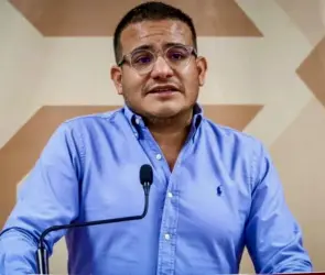 Captan a alcalde Emanuel Hernández bailando narcocorrido con cerveza en la cabeza