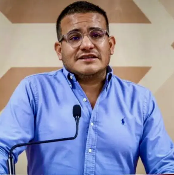 Captan a alcalde Emanuel Hernández bailando narcocorrido con cerveza en la cabeza