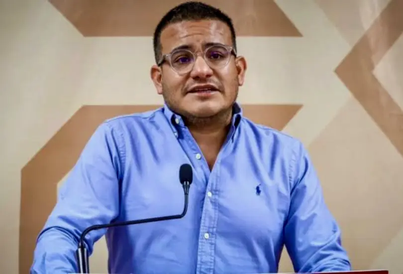 Captan a alcalde Emanuel Hernández bailando narcocorrido con cerveza en la cabeza
