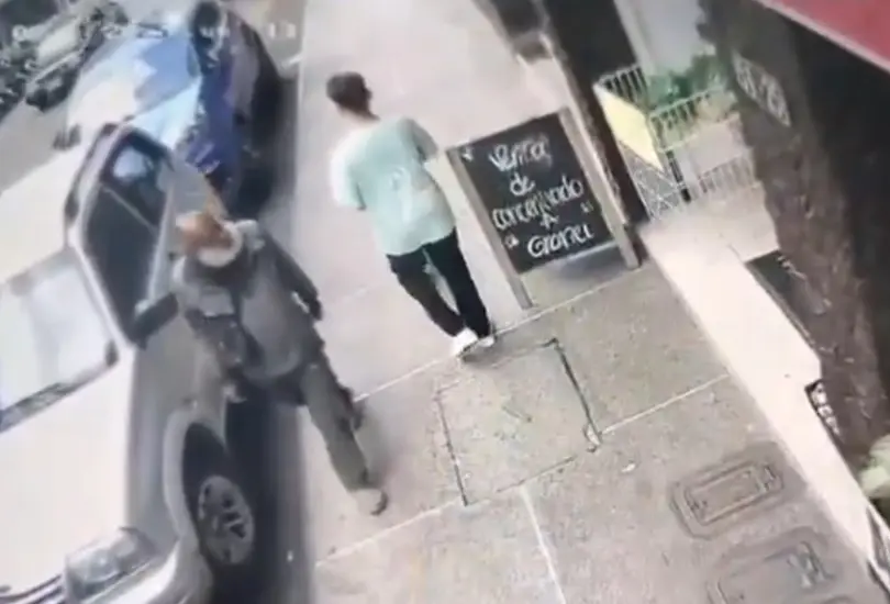Según versiones preliminares, el hombre le pidió una moneda y el joven se negó, continuando su camino. Según versiones preliminares, el hombre le pidió una moneda y el joven se negó, continuando su camino.