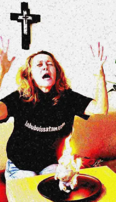 En el portal hay diversos videos donde se muestra a diversas personas destruyendo a los muñecos. Lalubuissatan.com
