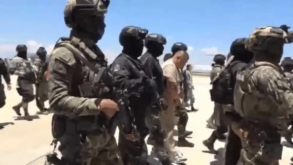  Así fue el traslado de 26 narcos por autoridades mexicanas. 